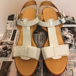 KORK EASE WHITE LEATHER T-STRAP WEDGE SANDALS