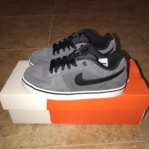 NWT Kids Nike Ruckus size 13