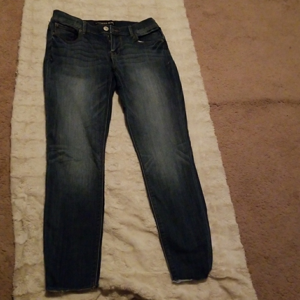 Frayed hem jeans.