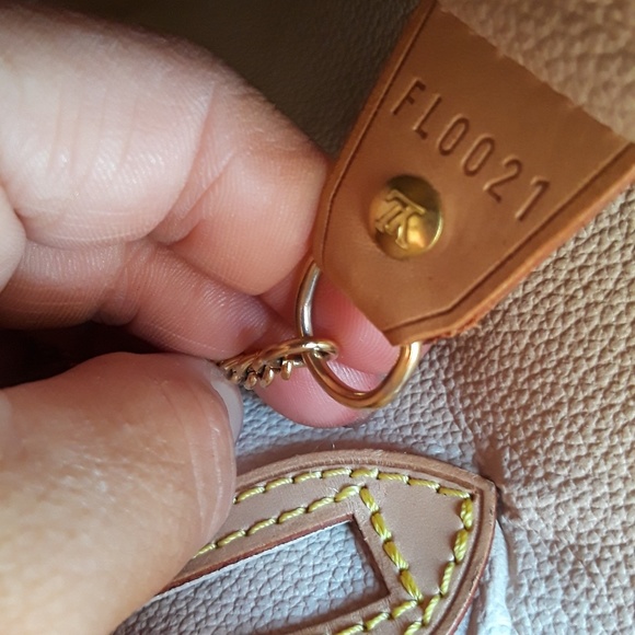 AUTHENTIC LOUIS VUITTON GM BUCKET - Picture 3 of 3