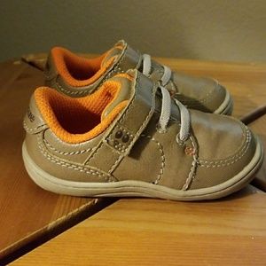Toddler sneakers in gray with orange lining.