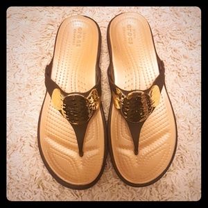 Brown crocs dual comfort sandals