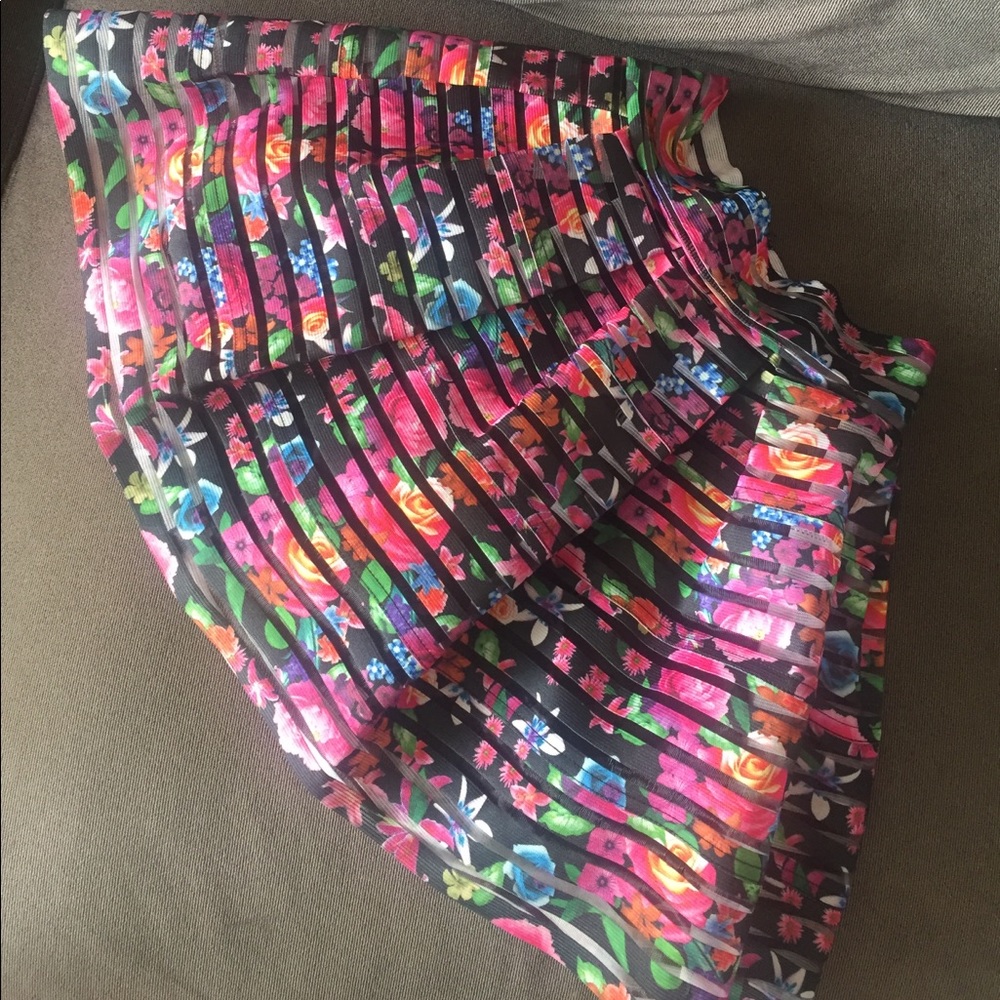 🎀Kids🎀 Floral Full skirt w/ H&M Tee!