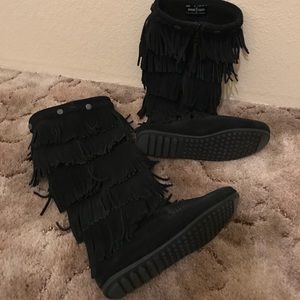 Minnetonka 5 layer fringe boots size 9