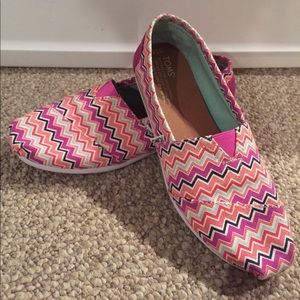 Multicolored chevron Toms