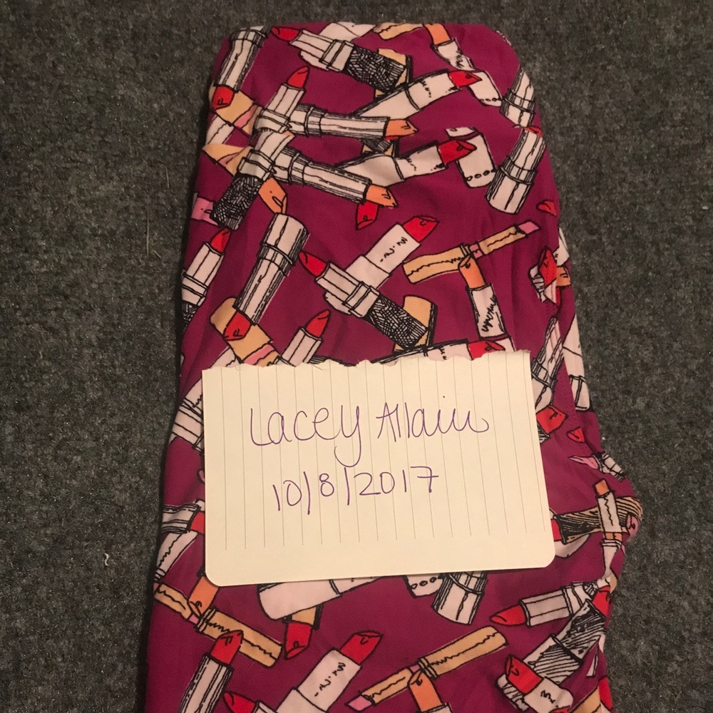 EUC OS lipstick leggings