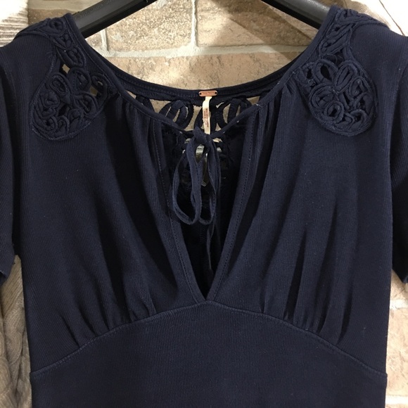 SALE🛎🆕 FREE PEOPLE NAVY BLUE CROCHET PEASANT TOP - Picture 4 of 5