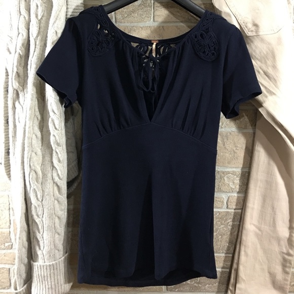 SALE🛎🆕 FREE PEOPLE NAVY BLUE CROCHET PEASANT TOP - Picture 5 of 5