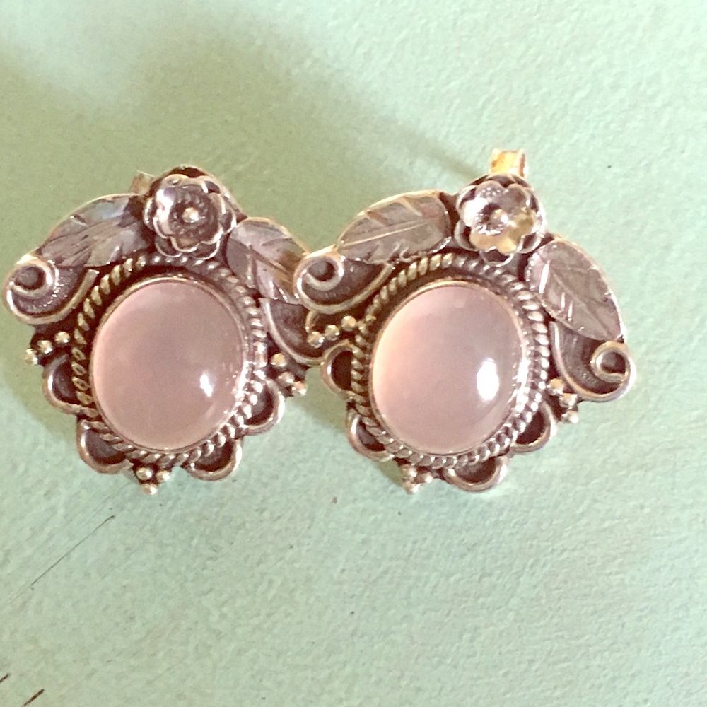 NWOT feminine silver earrings !