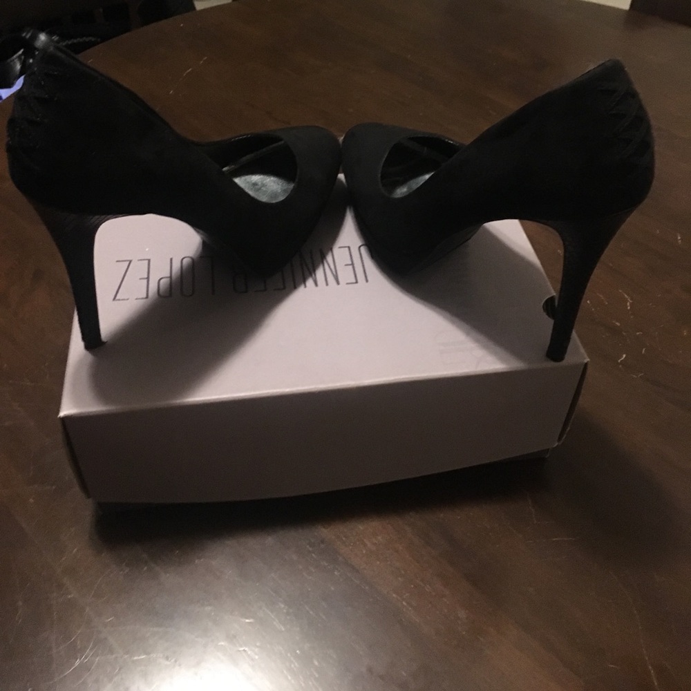 Black pumps