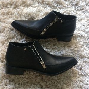 Pointed toe zip Loafers. Size 8