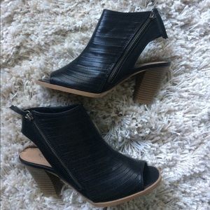 NEW CL by Laundry peep toe bootie size 7.5