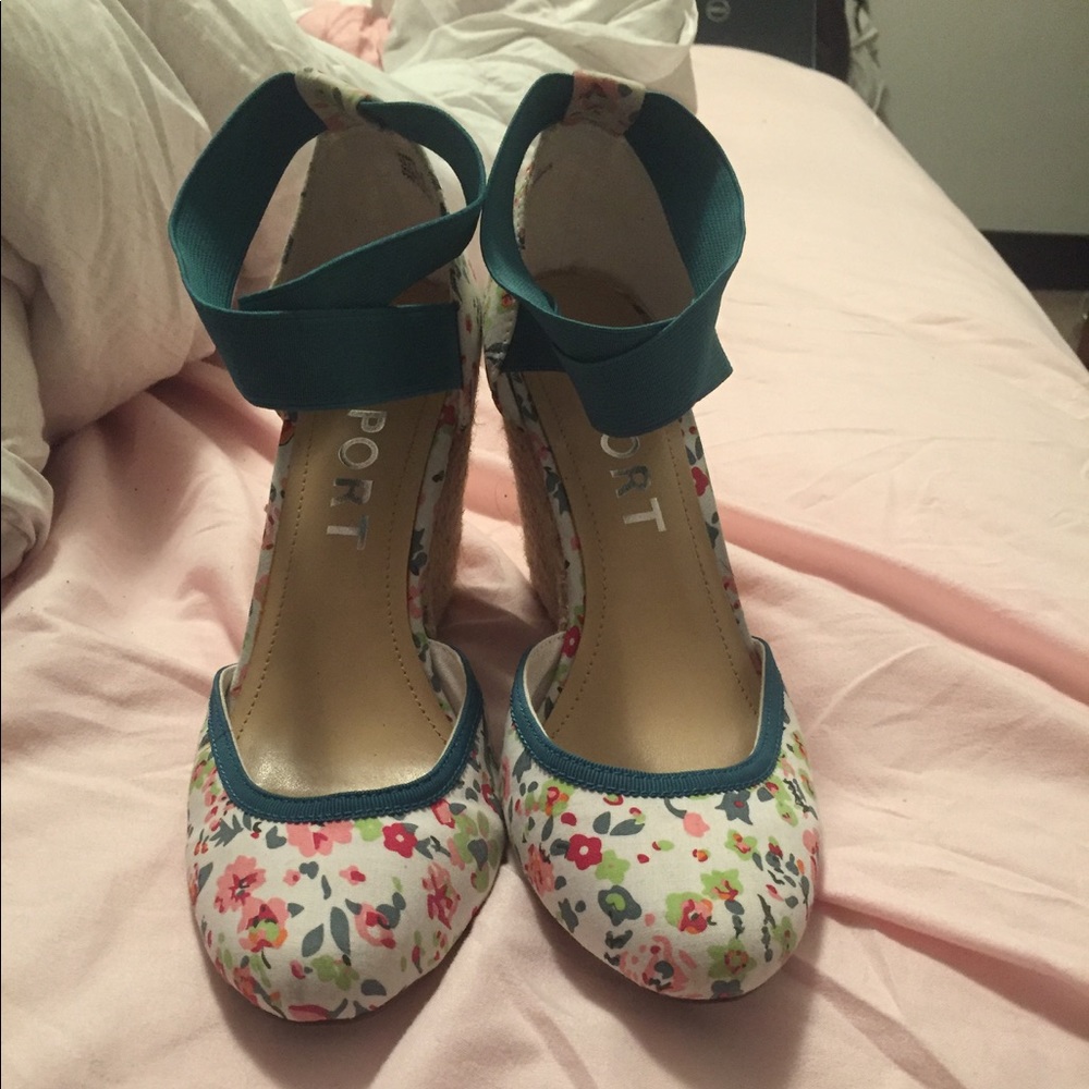 Floral wedge heels