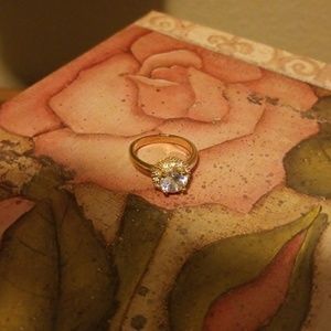 Goldtone vintage look ring