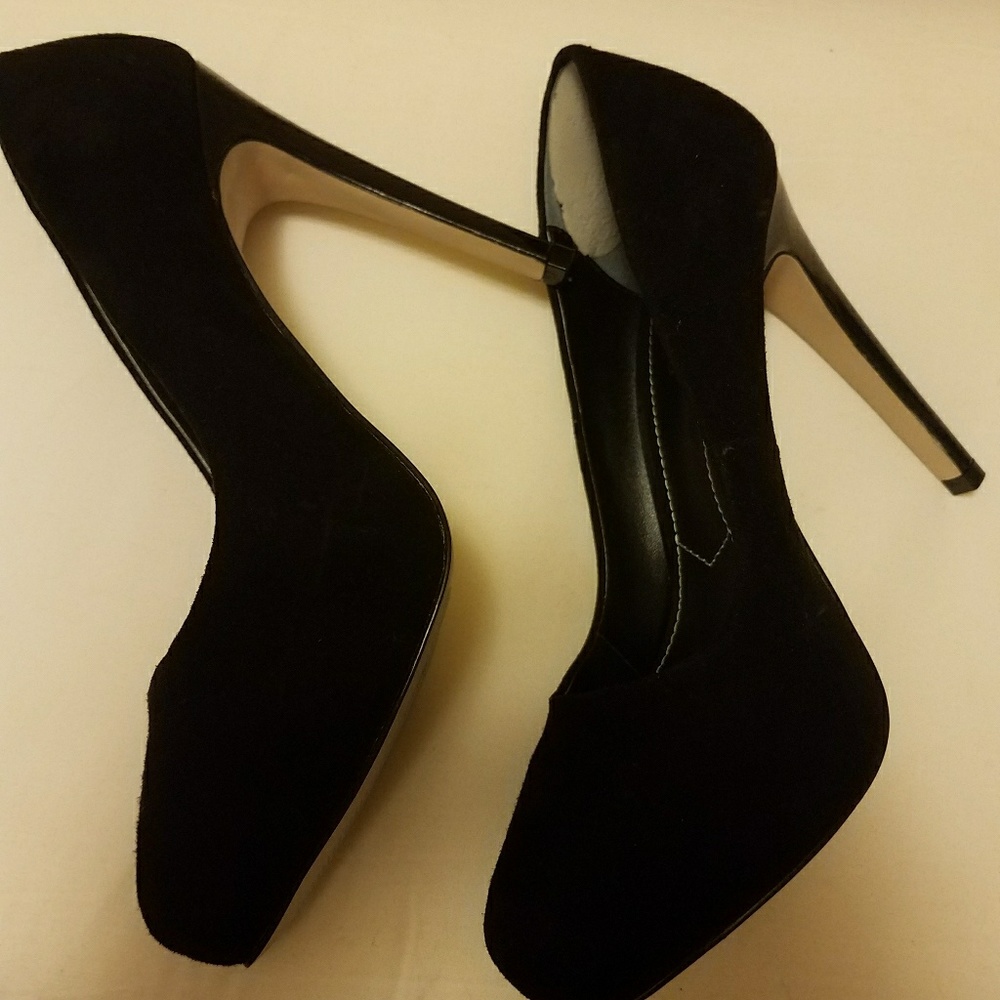 Sz7 Black suade heels
