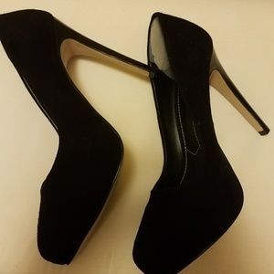 Sz7 Black suade heels