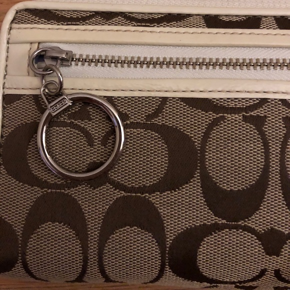 Coach wristlet. Great condition - Picture 2 of 4