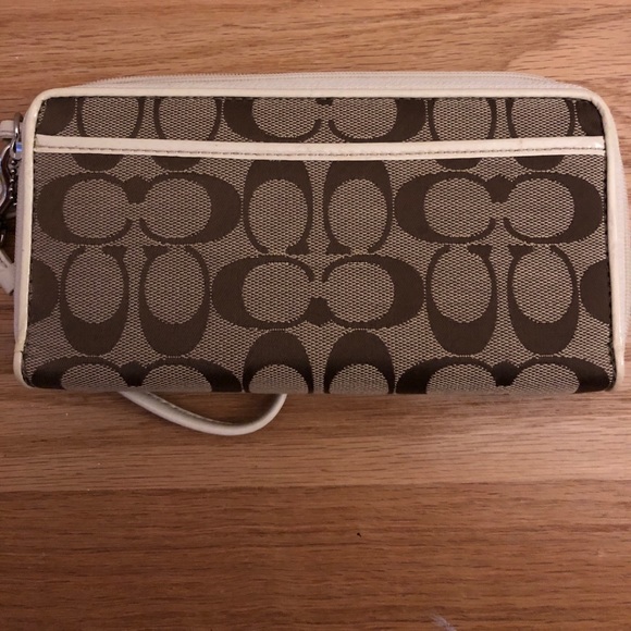 Coach wristlet. Great condition - Picture 3 of 4