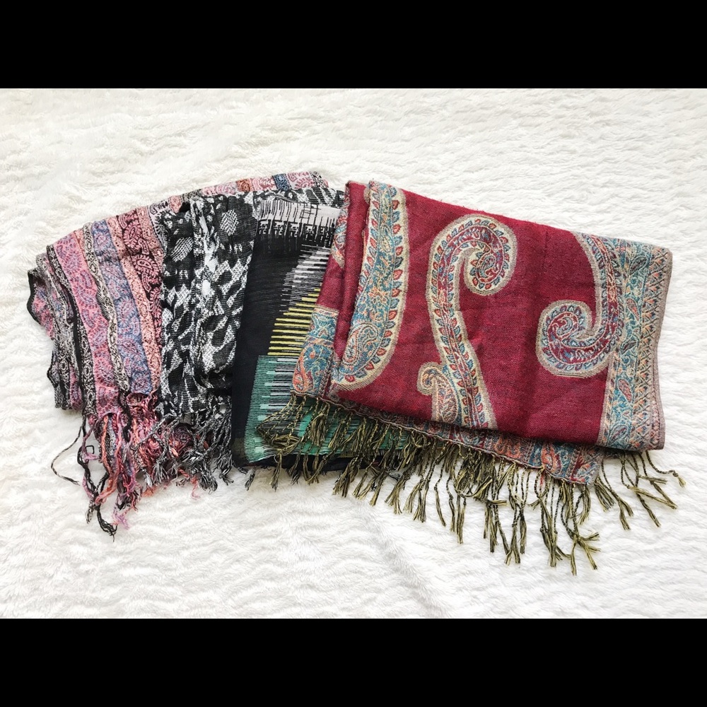 LOT OF 4 SCARVES
