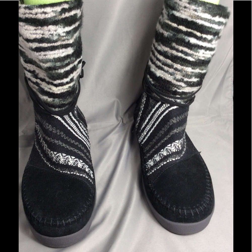 Toms black suede Nepal boots EUC