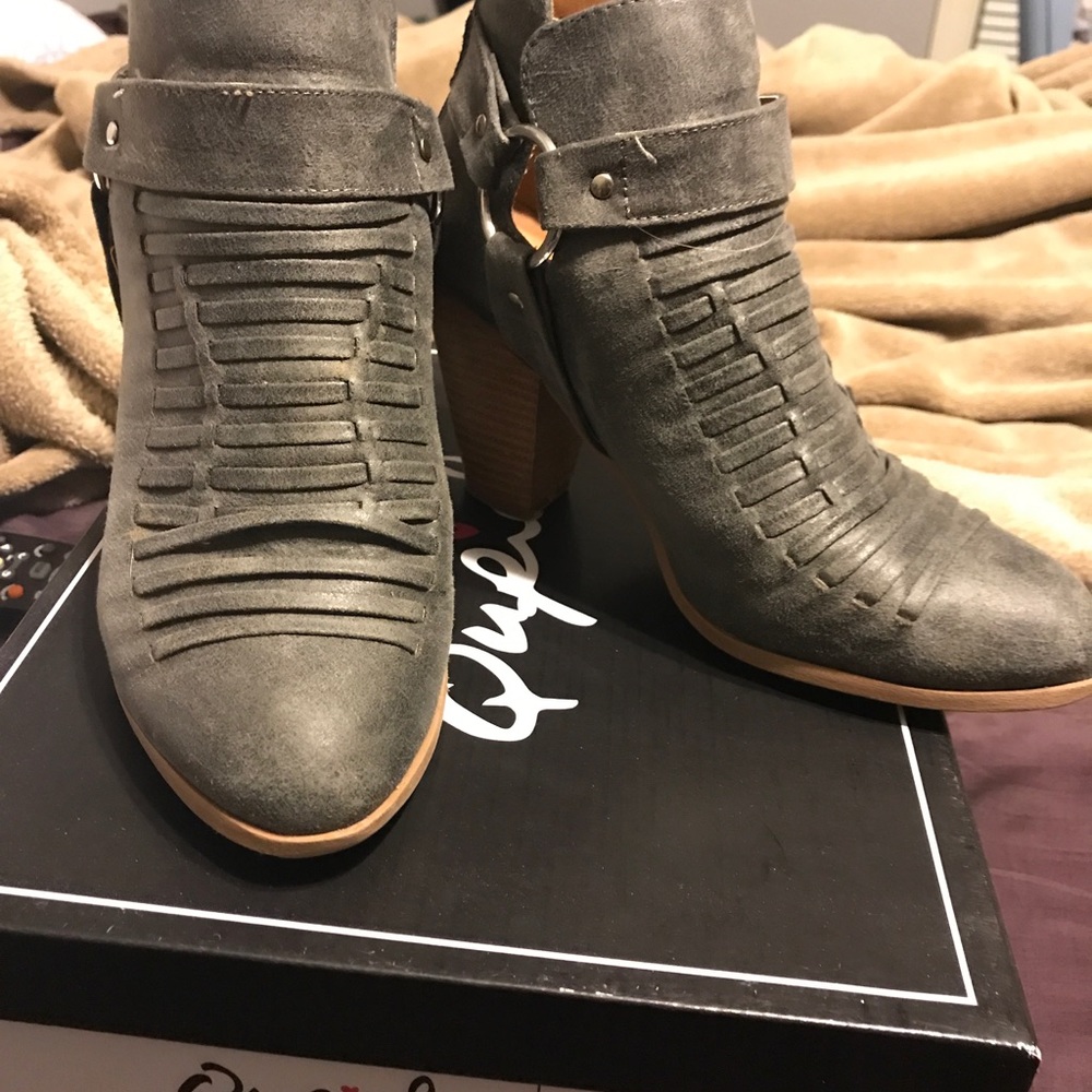 Gray Qupid boots sz 8.5.