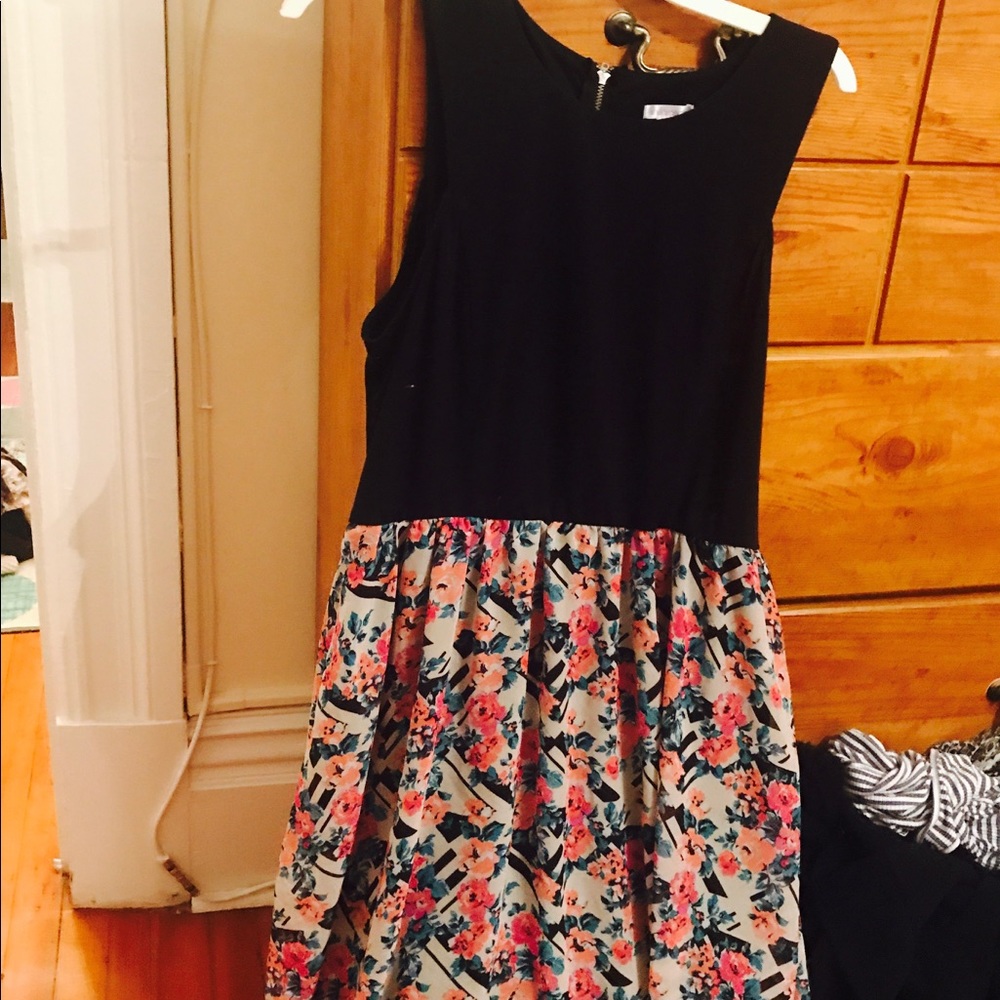 Dress. - Picture 3 of 4