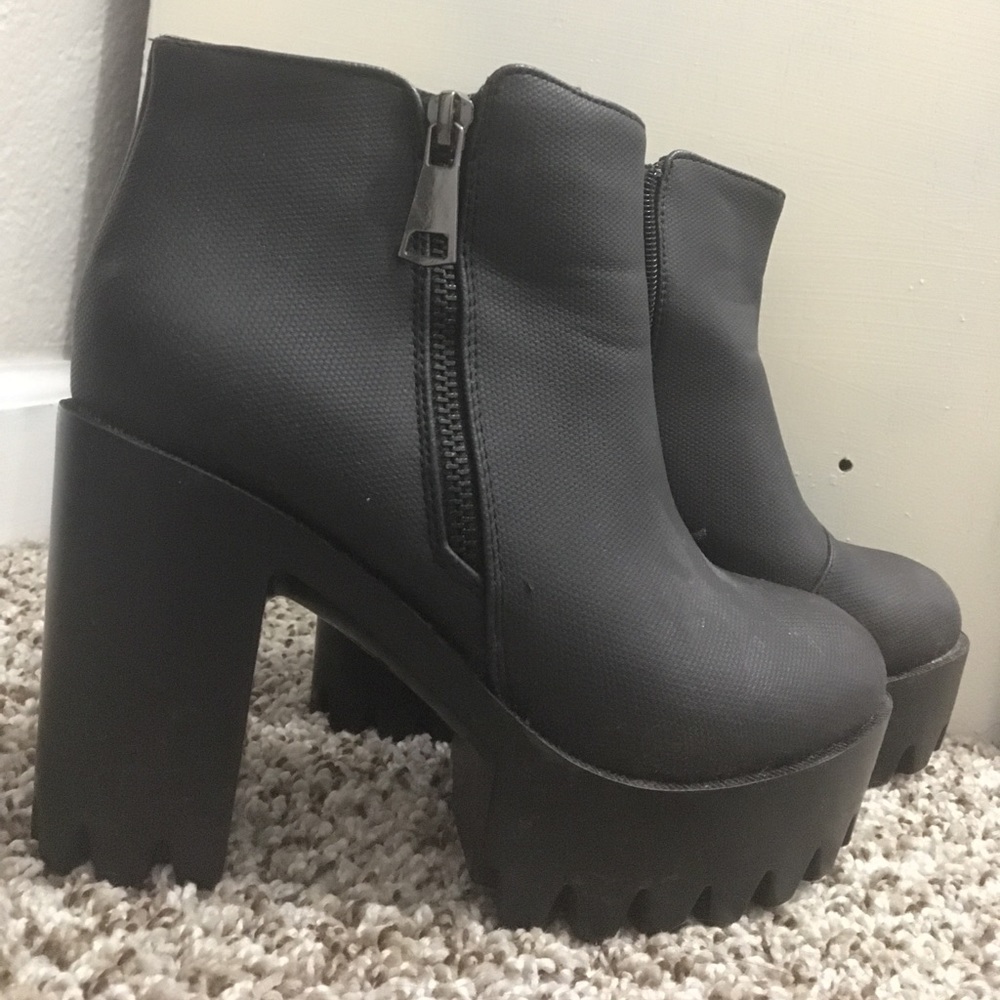 BLACK PUMPS