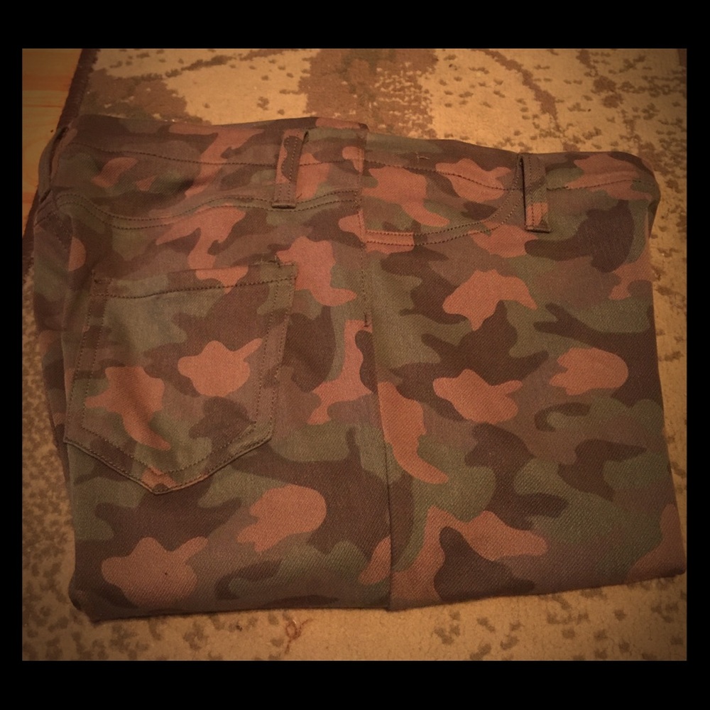 Skinny camouflage leggings.