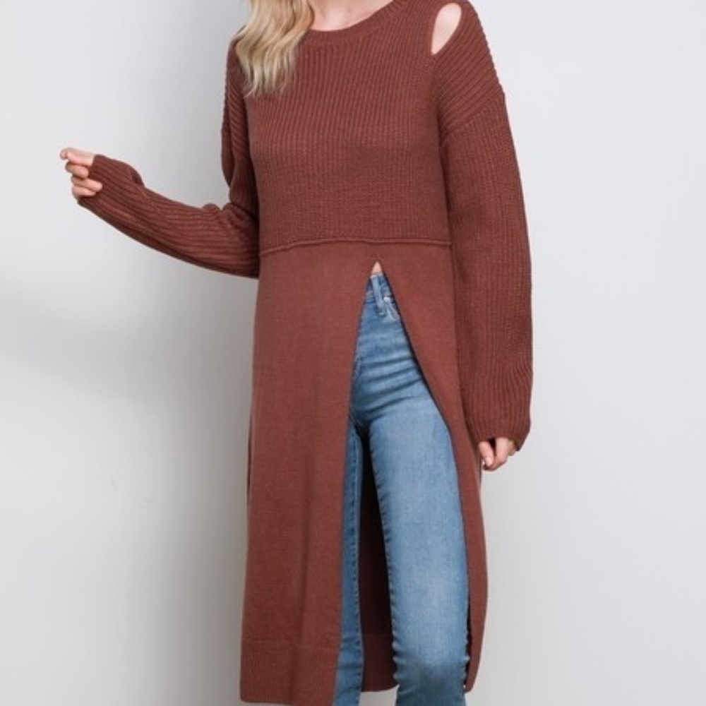 UNIQUE SLIT SWEATER
