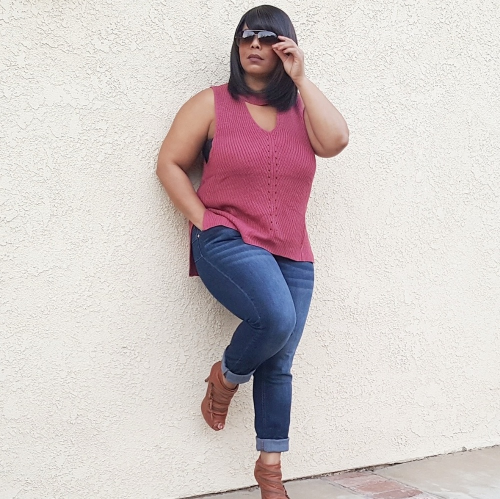 SLEEVELESS SWEATER VEST WITH FRONT KEYHOLE