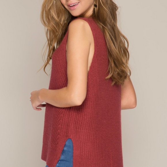 SLEEVELESS SWEATER VEST WITH FRONT KEYHOLE - Picture 3 of 4