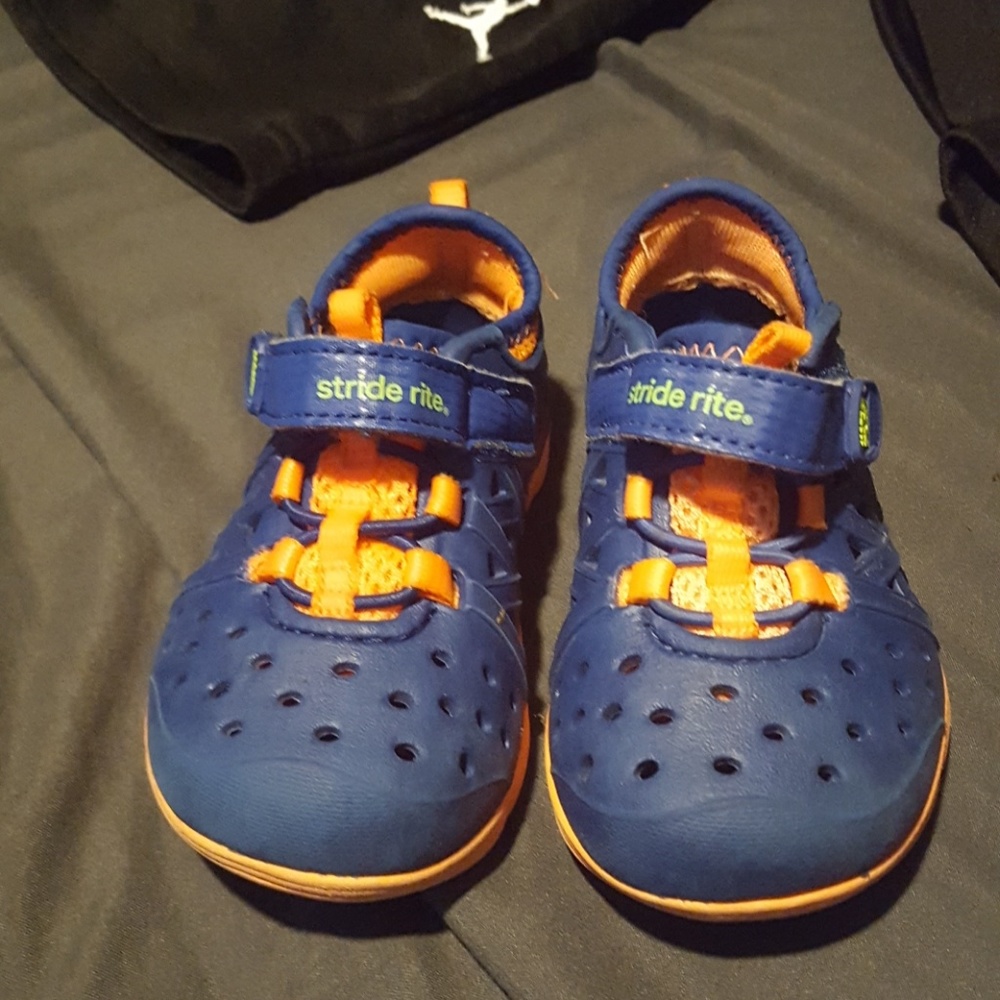 Size 5 toddler stride rite shoes