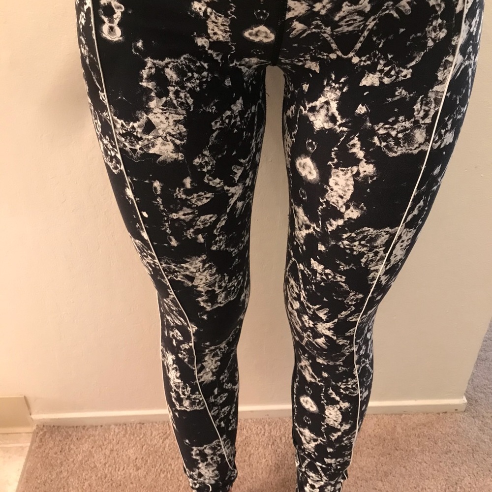 Fun black & white yoga leggings