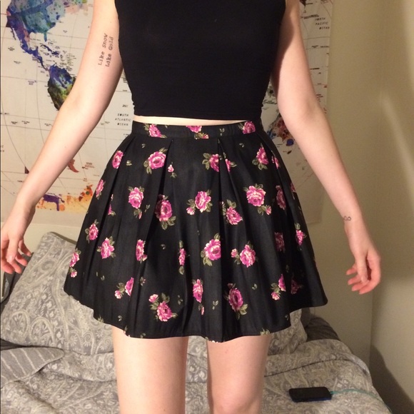 💐CLOSET CLEAROUT💐 NWOT Floral Highwaisted Skirt - Picture 1 of 3