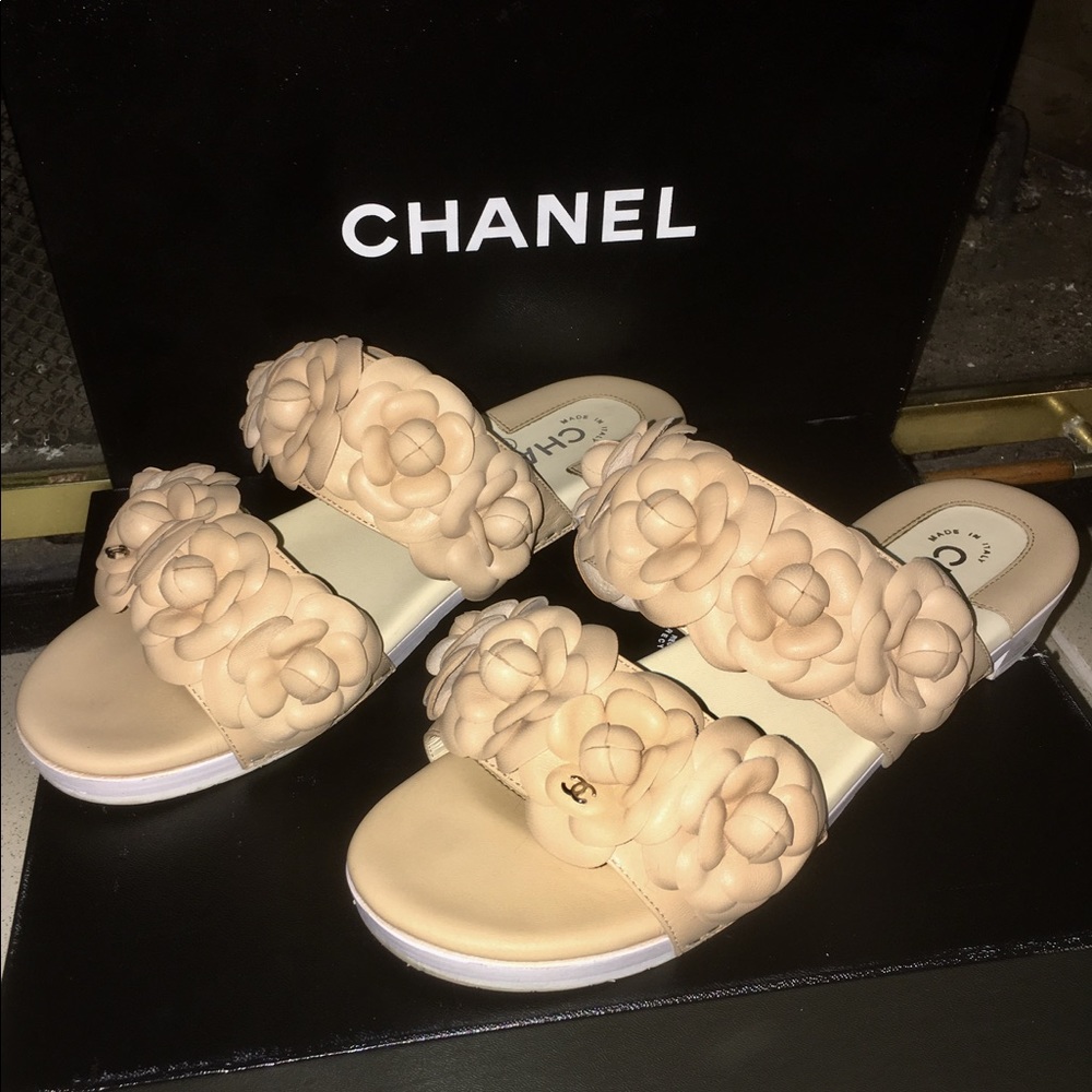 💋SOLD💋Chanel beige Camilla flower mules