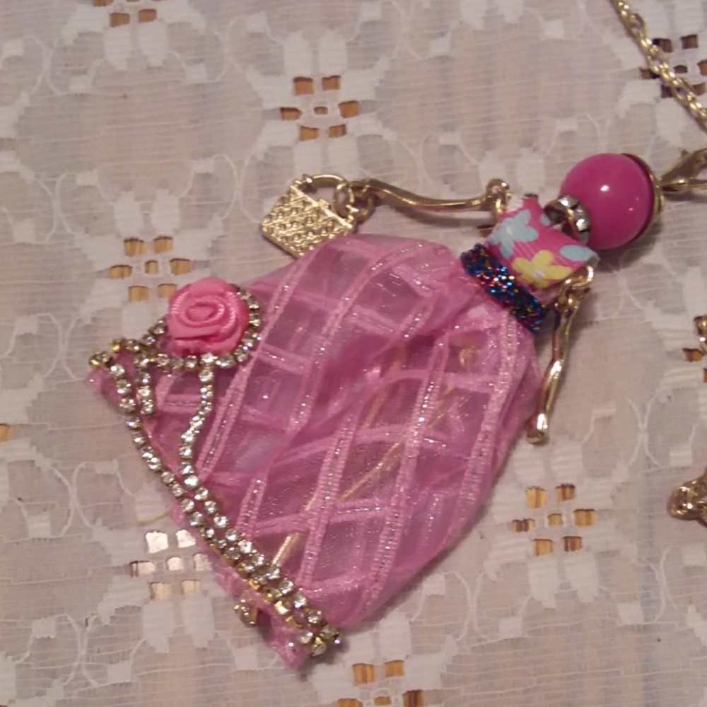Pink doll necklace with rhinestones - Picture 5 of 5
