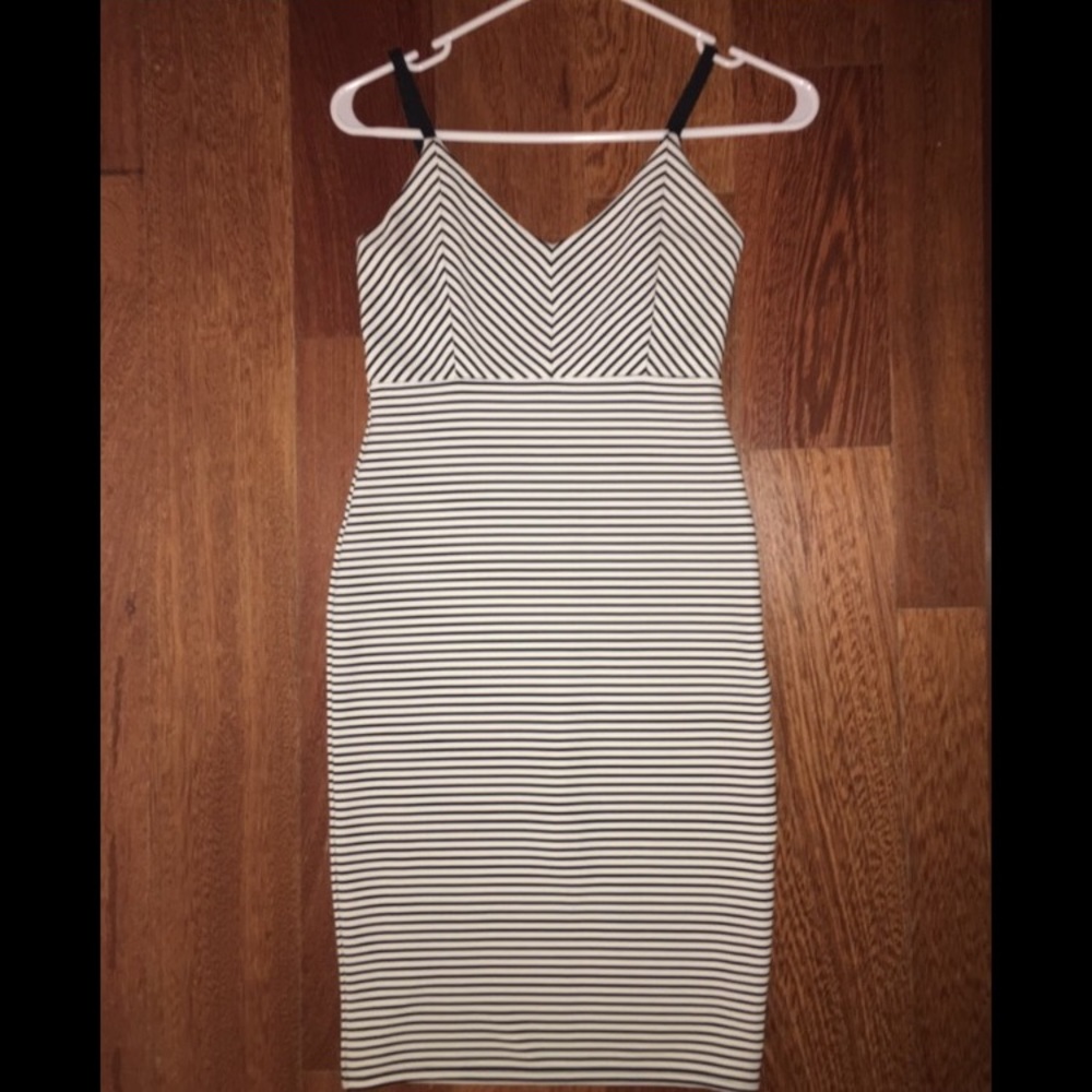 Striped bodycon dress. Black and white. F21