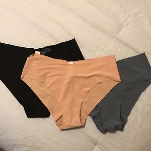 NWT Victoria’s Secret no-show hip hugger, Set of 4