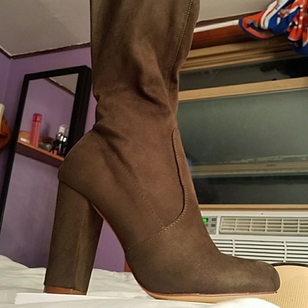 Over-the-Knee Boots - Picture 2 of 3