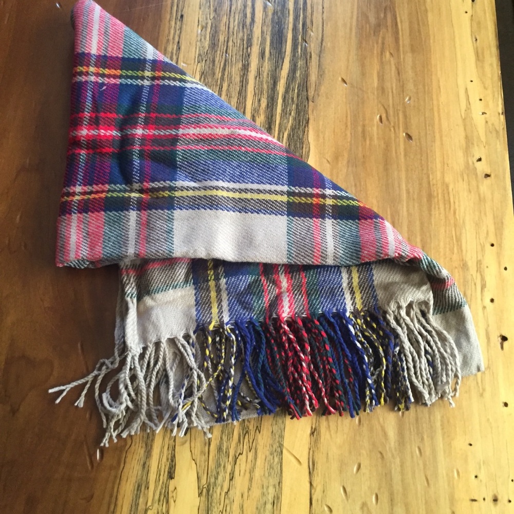 🎉 Plaid Large Tasseled Scarf! - Picture 4 of 5