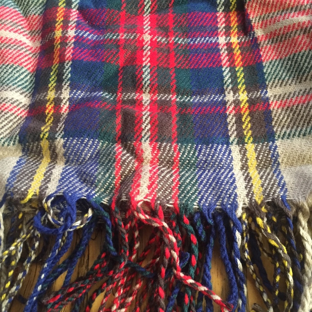 🎉 Plaid Large Tasseled Scarf! - Picture 5 of 5