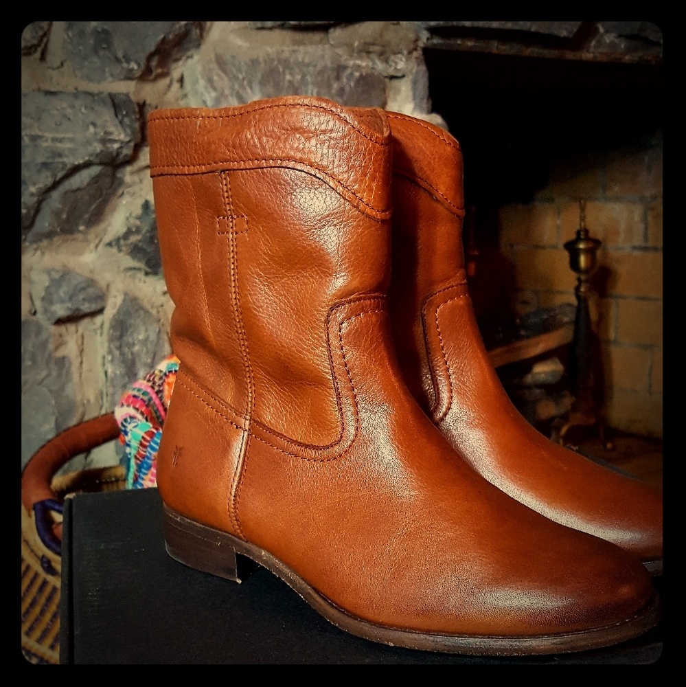 BNIB Frye Cara Roper Short in size 9M Cognac