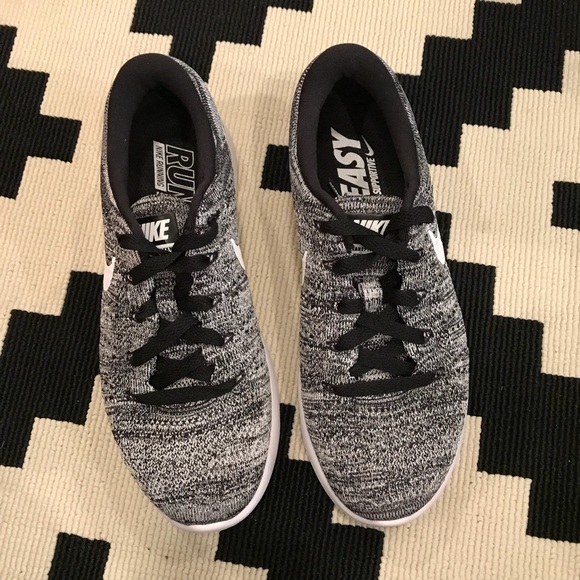 Women’s Nike Lunarepic Low Flyknit Oreos - Picture 3 of 5