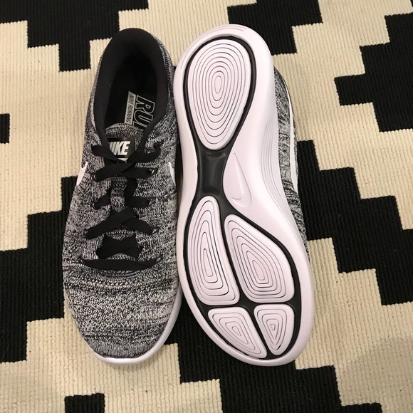 Women’s Nike Lunarepic Low Flyknit Oreos - Picture 5 of 5