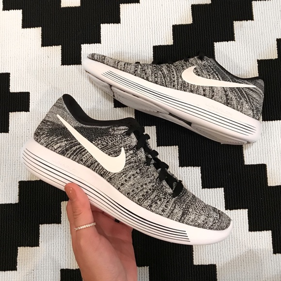 Women’s Nike Lunarepic Low Flyknit Oreos - Picture 2 of 5