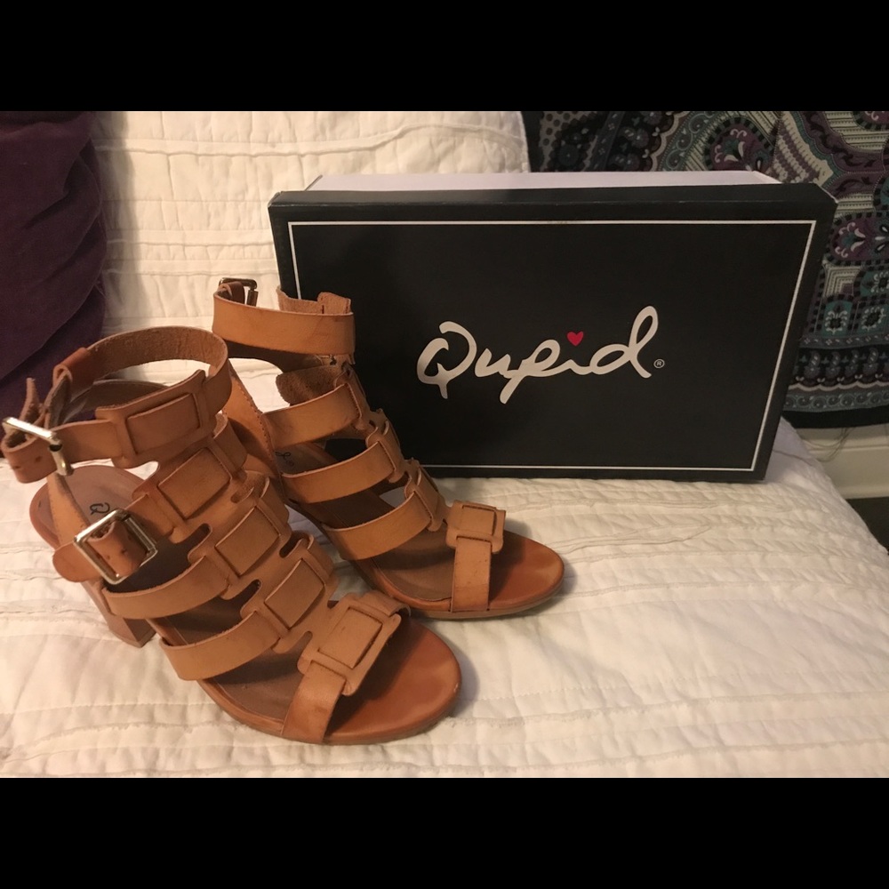 Tan heeled sandals with double buckles !!