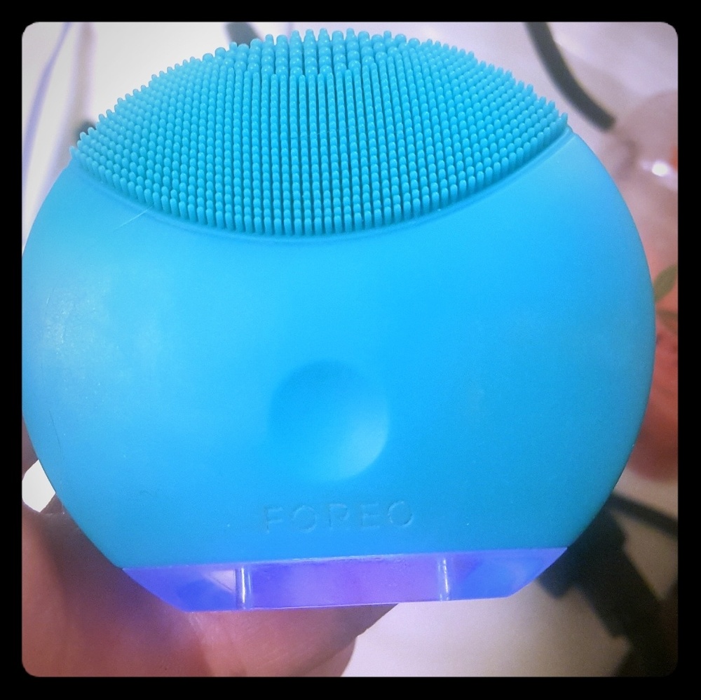 CLOSET CLEANOUT Foreo Luna Mini w charger