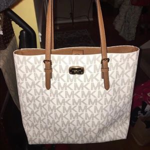 AUTHENTIC Cream colored MK purse. Never Used. Tags