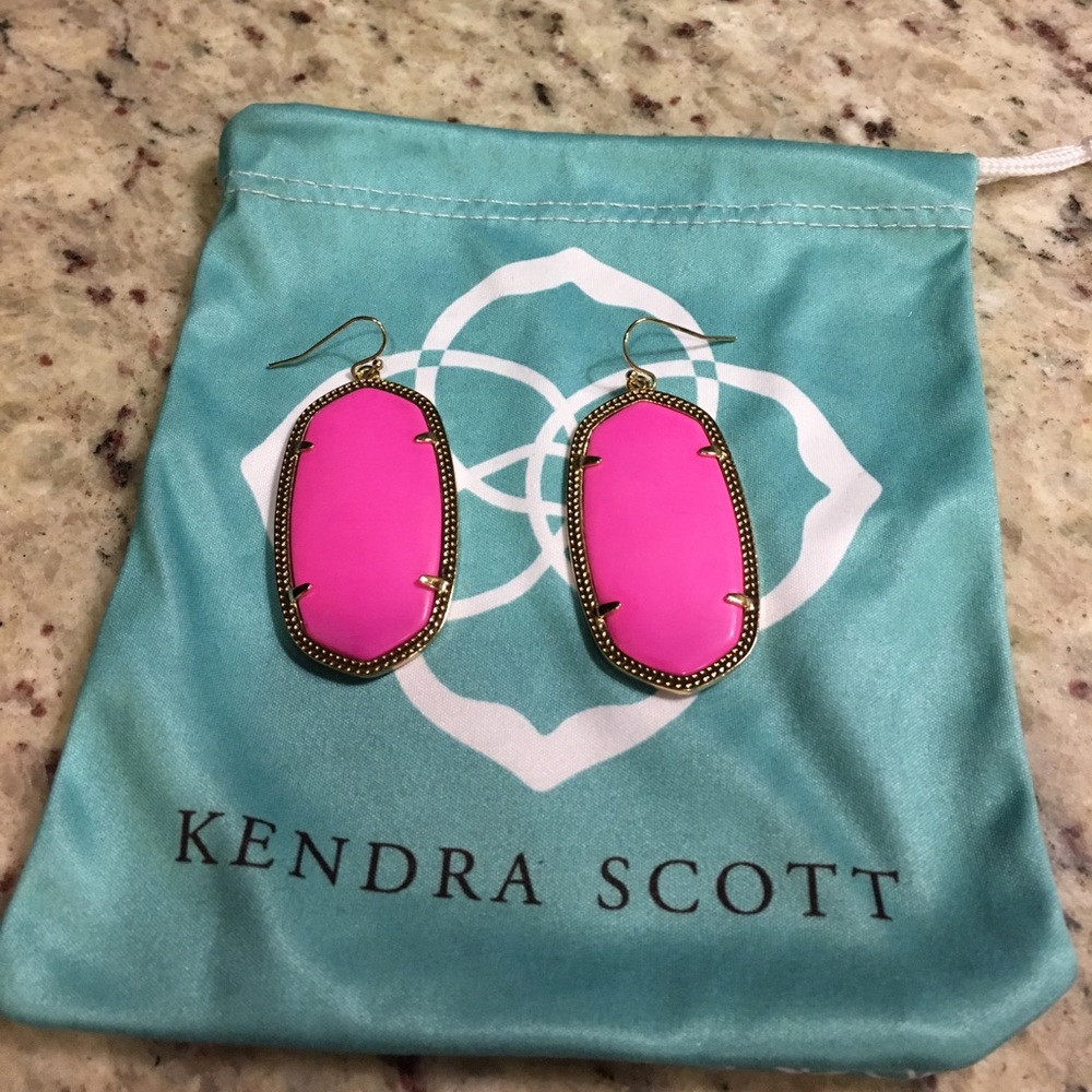 Kendra Scott Danielle earring magenta