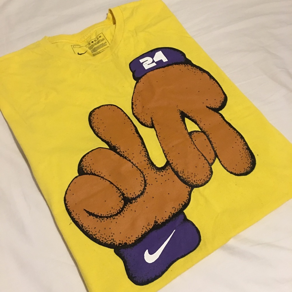 Kobe Bryant 24 Muppet Hands LA Los Angeles shirt